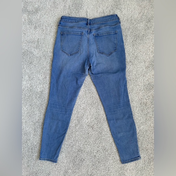 Old Navy Rockstar Super Skinny Jeans. Mid-rise. Size 4 Petite - Picture 3 of 5